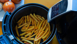 Hvordan lage pommes frites i en airfryer